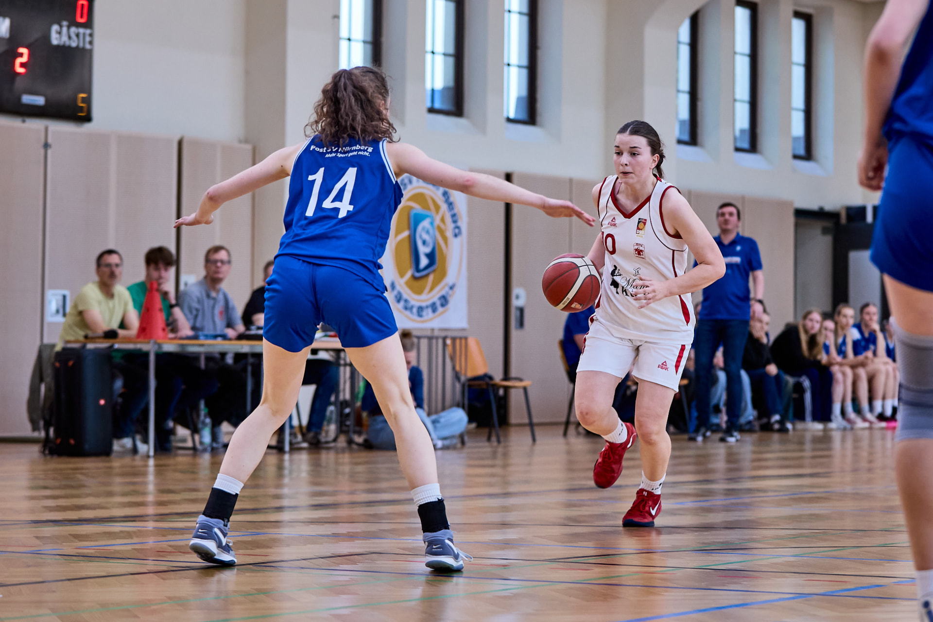 Azra Dzinic drives past a Post SV Nürnberg defender