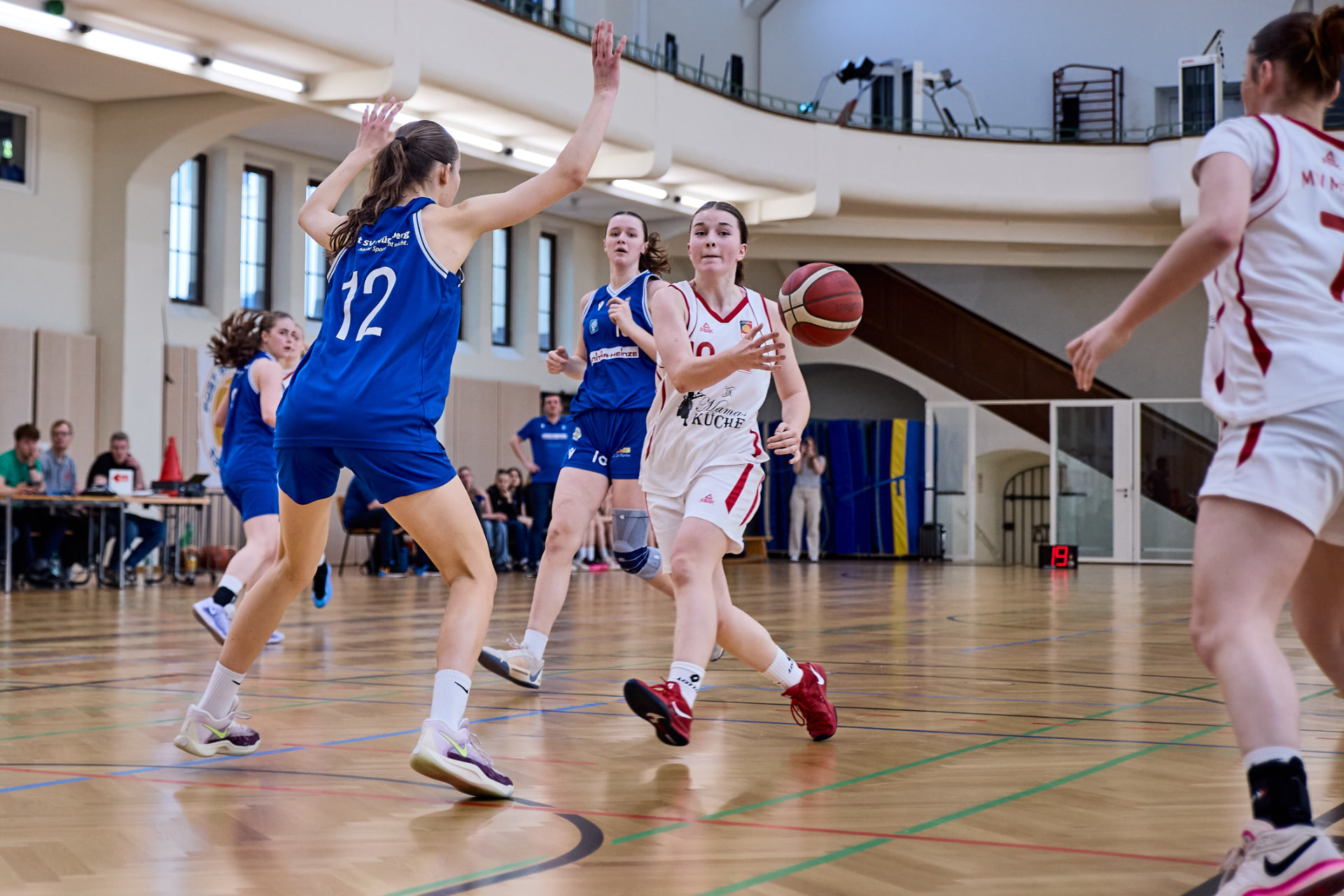 Azra Dzinic delivers a pass in transition
